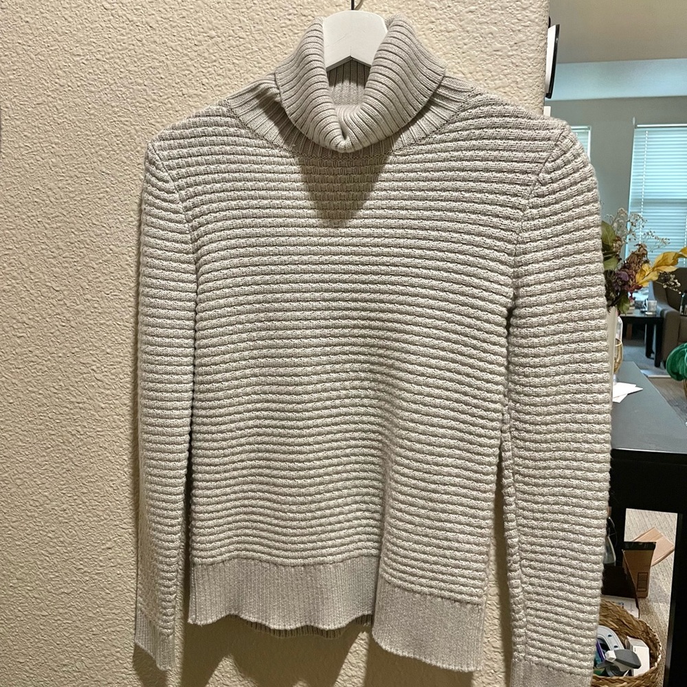 J Crew Grey and White Turtleneck. Size: Women’s XXS